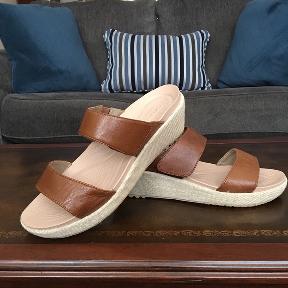 crocs dual comfort wedge